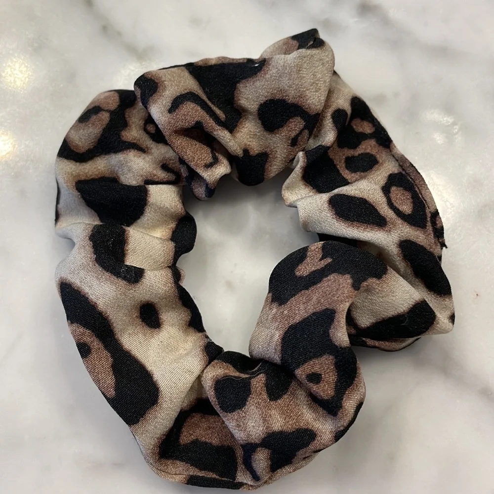 Noir Set of 3 Ombré Leopard Print Hair Scrunchies